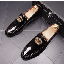 Load image into Gallery viewer, New Luxury Men Patent Leather Embroider Crown Toe Patent Leather Shoes
